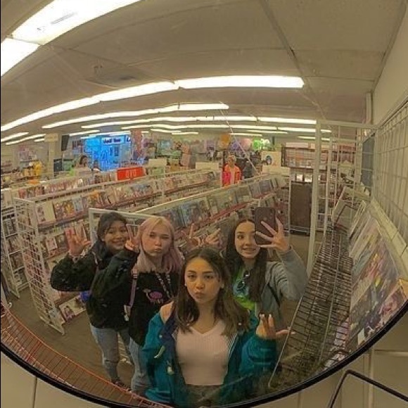 Meet your Posher, Ava - Picture 1 of 1